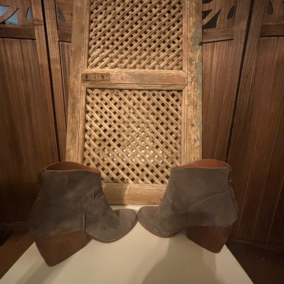 These boots are GORGEOUS!! Worn one time! They are a size 8. - Picture 8 of 8